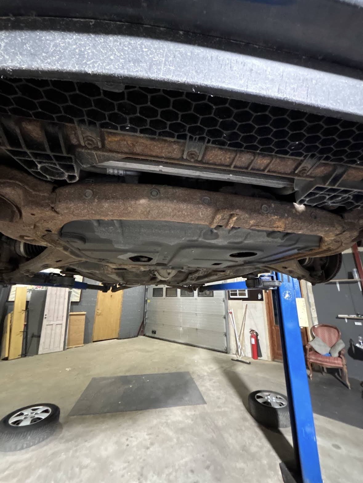 Undervognseftersyn af bil på lift — grundig mekanikergennemgang hos P.S Auto i Hillerød