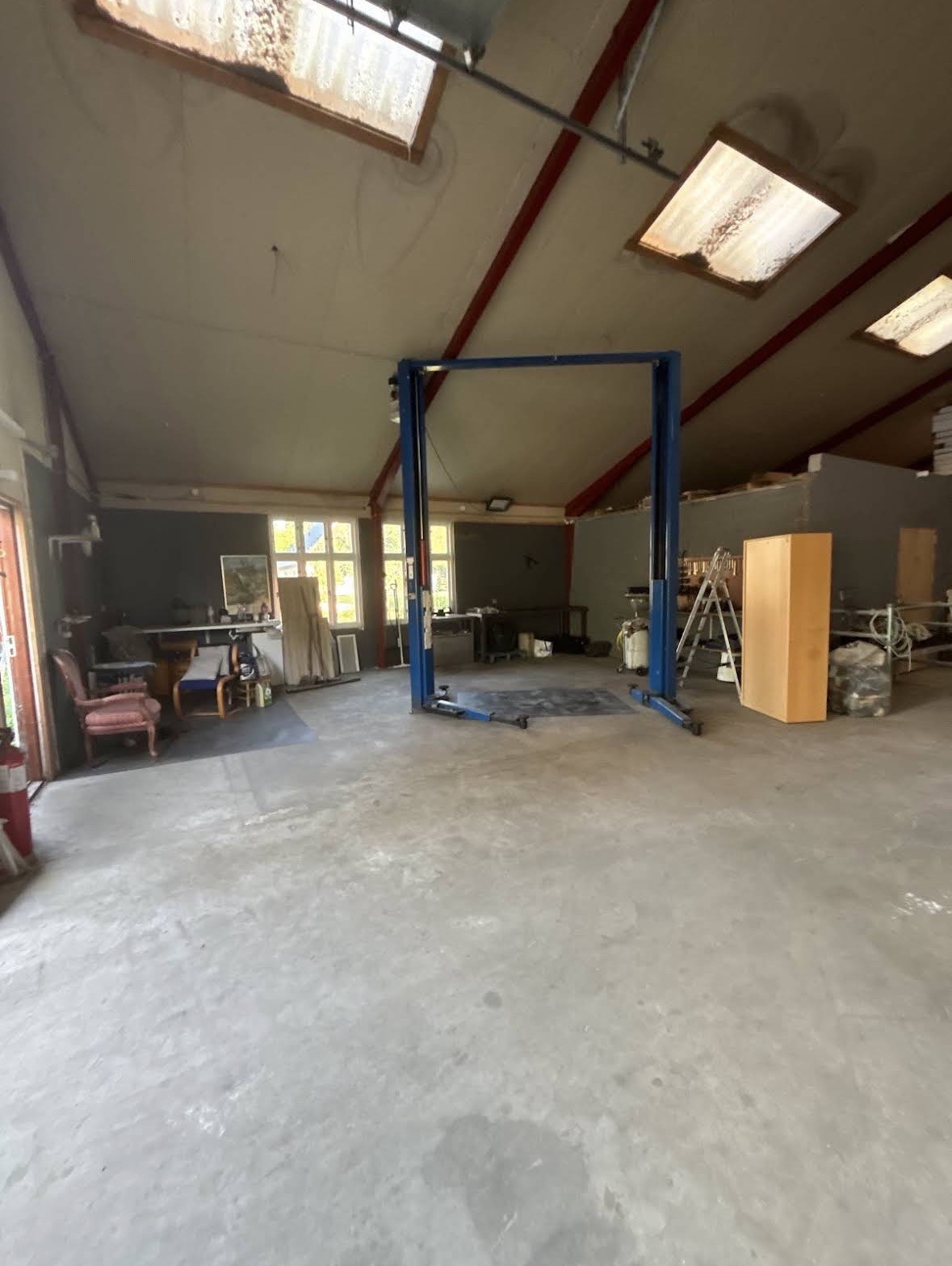 Værkstedshallen hos P.S Auto — autoværksted i Hillerød med moderne udstyr